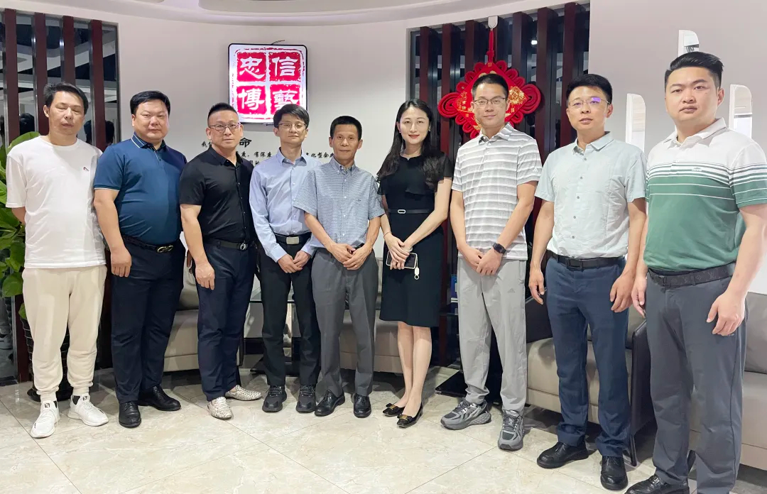 安慶市駐京聯(lián)絡(luò)處各領(lǐng)導(dǎo)一行蒞臨忠信博藝建設(shè)集團(tuán)考察交流